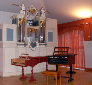 Historische Klangbibliothek für die Exponate im Saal des 16. und 17. Jahrhundert, Grassi Musikinstrumenten Museum Leipzig.\\n\\n17.02.2013 11:22